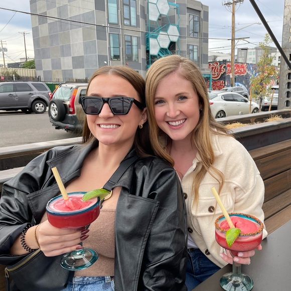 Meet your Posher, Amanda - Picture 2 of 5